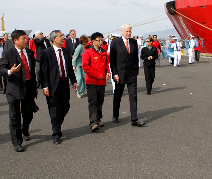 The president of Iceland visiting Xue Long, the Snow Dragon, in Iceland